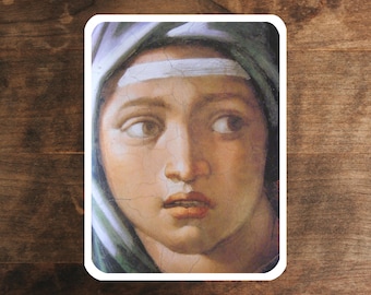 Può includere: Un adesivo raffigurante un dettaglio di un dipinto rinascimentale. L'immagine mostra il volto di una donna con un'espressione preoccupata, che indossa un copricapo bianco e una fascia bianca sulla fronte. La tavolozza dei colori è tenue con toni caldi.