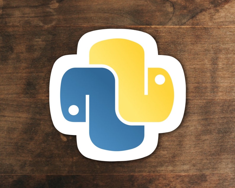 Op de afbeelding: Een sticker met het logo van de programmeertaal Python. Het logo is een gele slang met een blauw lichaam, opgerold in een cirkel.