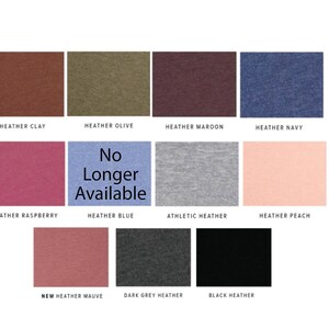 Op de afbeelding: Een kleurenkaart met verschillende melangekleuren voor T-shirts. De kleuren omvatten melange klei, melange olijf, melange bordeaux, melange marine, melange framboos, melange blauw, atletisch melange, melange perzik, nieuw melange mauve, donkergrijs melange en zwart melange. De kleur melange blauw is niet meer beschikbaar.