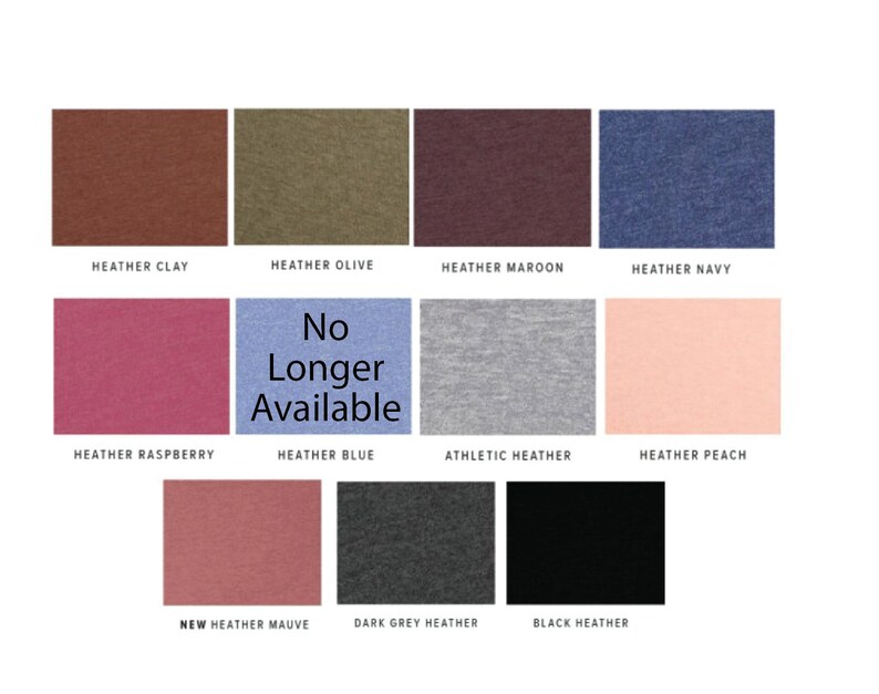 Op de afbeelding: Een kleurenkaart met verschillende melangekleuren voor T-shirts. De kleuren omvatten melange klei, melange olijf, melange bordeaux, melange marine, melange framboos, melange blauw, atletisch melange, melange perzik, nieuw melange mauve, donkergrijs melange en zwart melange. De kleur melange blauw is niet meer beschikbaar.