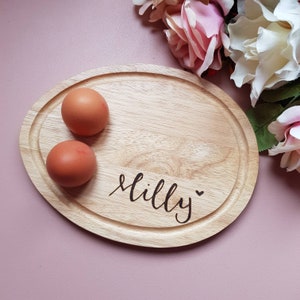 Dippy bord met ei en soldaten, houten eierplank perfect paascadeau voor hem