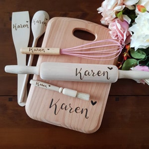 Backset, personalisierte Küchenartikel. Großes Kochset mit individuellem Schneebesen, Schneidebrett, Löffel, Pfannenwender, Nudelholz und Ölbürste