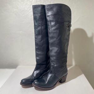 Botas de montaria Frye Jane pretas, cano alto, acima do joelho, em couro, tamanho 7B feminino, estilo vintage.