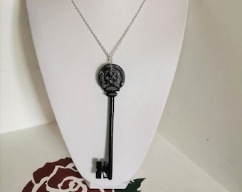 Collana con chiave Coraline: ciondolo in resina dipinto a mano, catena placcata in argento