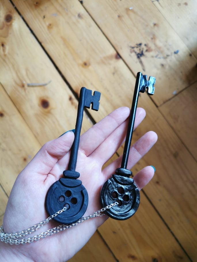 Tvmoviegifts Coraline - Collana con ciondolo a forma di chiave e pietra