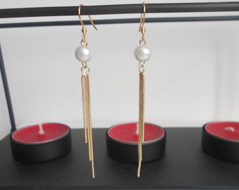 Boucles d'oreilles pendante perle nacré/boucles d'oreilles pompon doré/cadeau femme