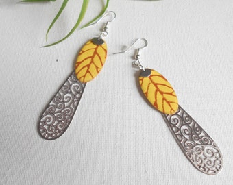 longues boucles d'oreilles feuilles