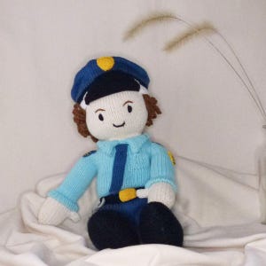 Handgestrickte Polizeioffizier Puppe - 30 cm weiche Bio-Baumwolle Spielzeug, umweltfreundliches hypoallergenes Plüsch, perfektes Geschenk für Kinder und Polizisten