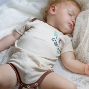 Kombinezon niemowlęcy z rozszerzonym krokiem na napy - Kombinezon niemowlęcy z krótkim rękawem - Ubranka z bawełny organicznej - Ubranka dla niemowląt z atopowym zapaleniem skóry - Prezent na baby shower