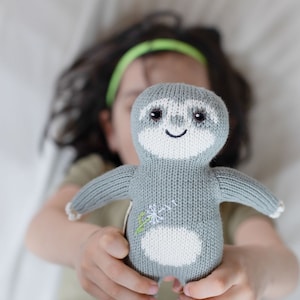 Bio Faultier Plüschtier mit Löwenzahn-Stickerei - Ein Symbol der Hoffnung und Liebe, perfekt für Wunscheltern und Neugeborene