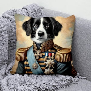 Può includere: Un cane bianco e nero che indossa un'uniforme militare blu e oro con medali e una fascia. Il cane guarda direttamente lo spettatore con un'espressione seria. Lo sfondo è di colore giallo e marrone sbiadito.