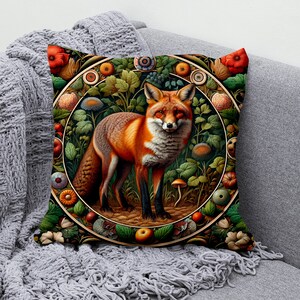 Könnte beinhalten: Ein dekoratives Kissen mit einer detaillierten Illustration eines roten Fuchses, der in einem üppigen grünen Wald mit einem kreisförmigen Rand aus Blumen, Blättern und Pilzen steht.