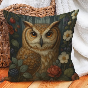 Kussenhoes uil met lijst van bosbloemen en bessen, sierkussen betoverd bosdier voor cottagecore of cadeau, meerdere maten