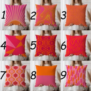 Peut inclure: Neuf coussins décoratifs avec des motifs rétro vibrants. Les coussins présentent divers motifs, notamment un éclat de soleil, des tourbillons, des formes géométriques, des motifs floraux et des coups de pinceau abstraits. Les couleurs incluent des nuances de rose, d'orange et de rouge.