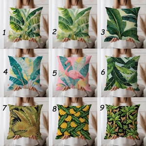 Op de afbeelding: Een set van drie keramische mokken met een gespikkelde, matte afwerking. De mokken zijn in de kleuren crème, lichtgrijs en donkergrijs. Elke mok heeft een eenvoudig, minimalistisch ontwerp, perfect voor koffie of thee.