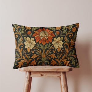 Vintage William Morris-stil blommigt örngott i ländryggen – Autumn Cottagecore-kudde, bohemiskt botaniskt tryck i bränt orange och olivgrön