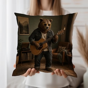 Björn som spelar gitarr örngott, rolig musiker djurkonst, rustik stugdekor, skogsmusikälskare present, akustisk gitarr konstverk