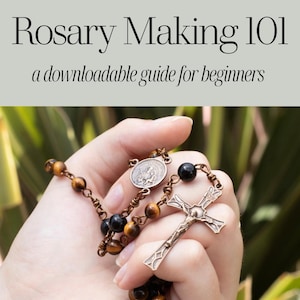 Puede incluir: Un rosario con cuentas marrones y negras, un crucifijo plateado y un medallón. La imagen incluye el texto "Rosary Making 101" y "a downloadable guide for beginners".