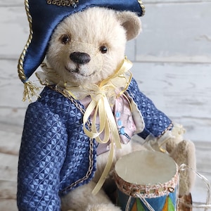 OOAK, ursinho de pelúcia feito à mão, urso de pelúcia napoleônico com tambor – 20 cm de pele de alpaca colecionável em traje de seda