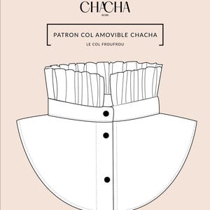 Könnte beinhalten: Ein abnehmbarer weißer Kragen mit einem Rüschenoberteil und drei Knöpfen. Der Kragen ist mit "Patron Col Amovible Chacha Le Col Froufrou" beschriftet.