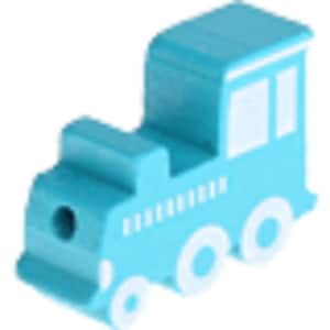 Peut inclure: Un petit train jouet en bois bleu clair avec des détails blancs. Le train a un avant arrondi, un corps rectangulaire et une cabine avec deux fenêtres. Des cercles blancs représentent les roues.