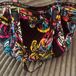Bolso de hombro floral negro de Vera Bradley
