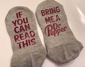 If you can read this bring me a Dr Pepper socks // mom socks // gifts for dad // gifts for mom // Dr pepper gifts // white elephant gifts