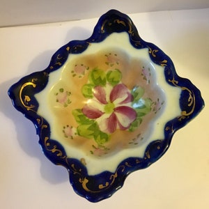 Plato antiguo de porcelana con motivos florales azul cobalto: decoración Art Nouveau