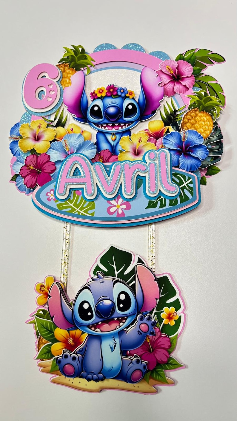 May include: A vibrant cake topper featuring the character Stitch amidst tropical flowers and the name "Avril". The number "6" is also included. The design is bright with pink, blue, yellow, and green hues, ideal for a birthday celebration.