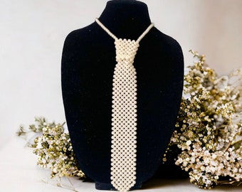 Collana con perle: cravatta da uomo con perle finte ricamate a mano.
