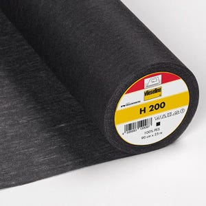 Könnte beinhalten: Eine Rolle schwarzes Vlieseline H 200 Vlieseline. Das Etikett lautet "100% PES 90 cm x 25 m".