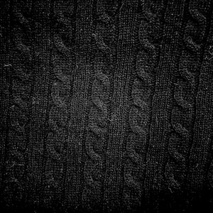 Merino-Schurwolle Strickstoff Zopfmuster schwarz Zopfmusterstrickware Italien Merinowolle