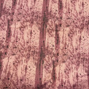 Könnte beinhalten: Ein rosa Stoff mit einem dunkelbraunen Sprühfarben-Design. Der Stoff hat ein vertikales Streifenmuster.