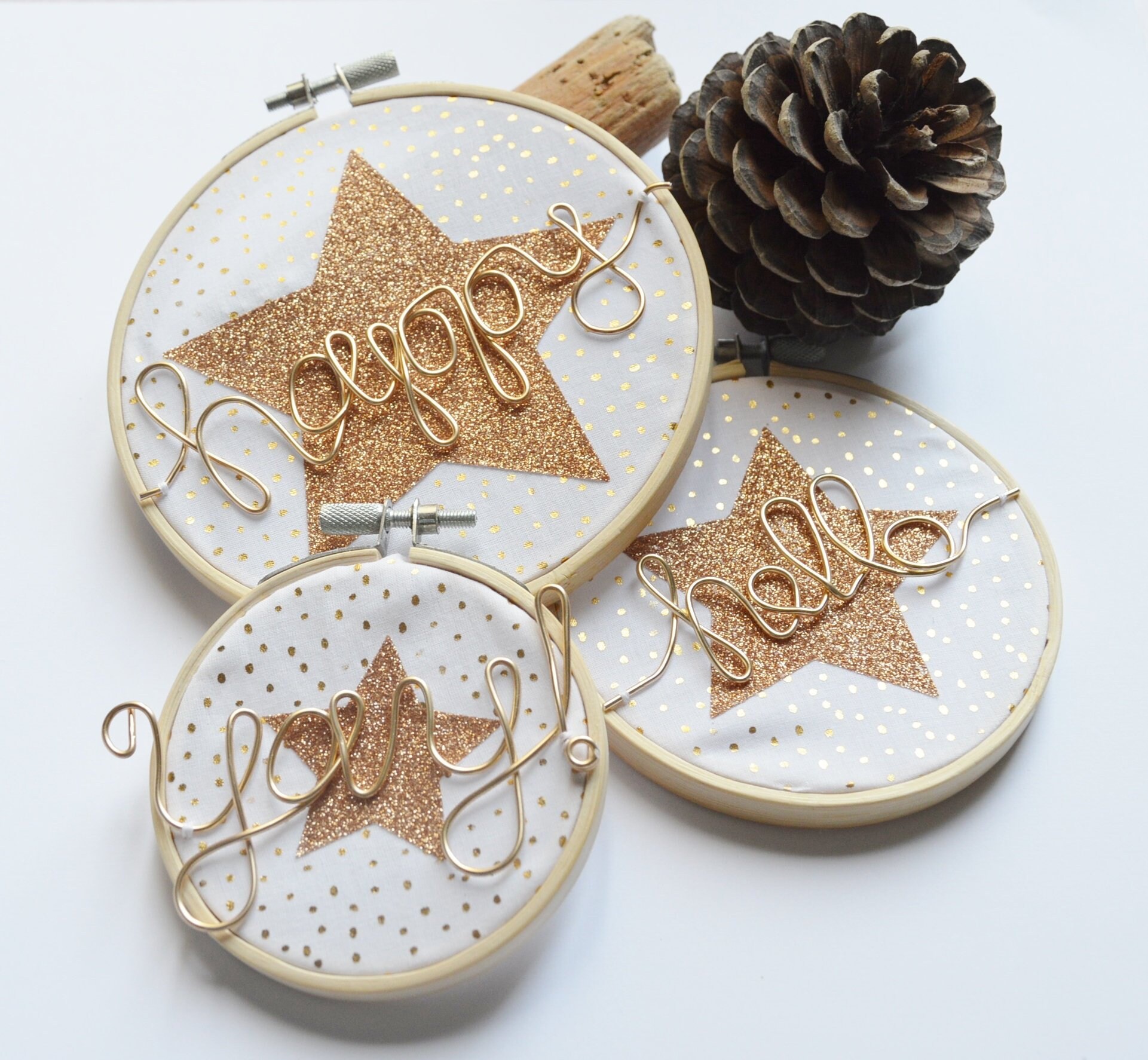 Cadres Happy/Hello/Yay/Cercles à Broder Ornés d'un Tissus Blanc Pois Dorés/Etoiles Pailletés Cuivre/