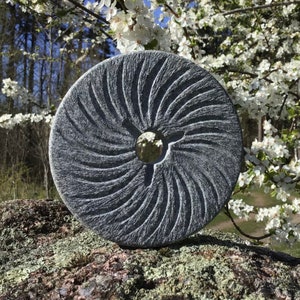 Pedra de moinho pura decorativa, Antigo símbolo de prosperidade, Pendurar na parede, Escultura em estilo antigo, Pedra de superfície rústica, Item de trabalho manual em granito Handsize