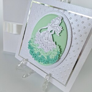 Wenskaart voor kleine prinses, groene jurk, girly-ansichtkaart, gelukkige verjaardagskaart voor meisje, bloemenwenskaart, kaart met een doos