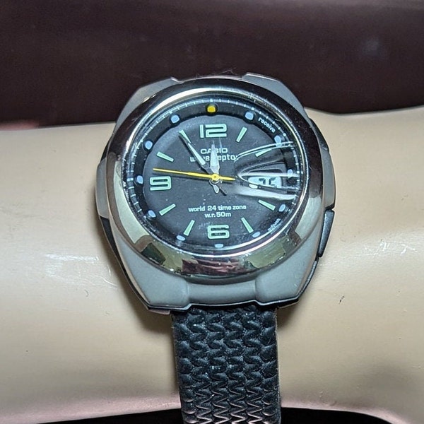 Reloj Casio Wave Ceptor Atomic Time para hombre con husos horarios mundiales y correa de caucho.