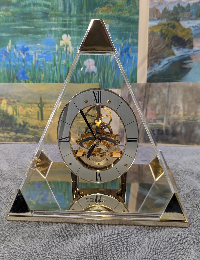 Wild Vintage Seiko Pyramid Desk/mantle Clock Ca 1980s - Clear Lucite ...