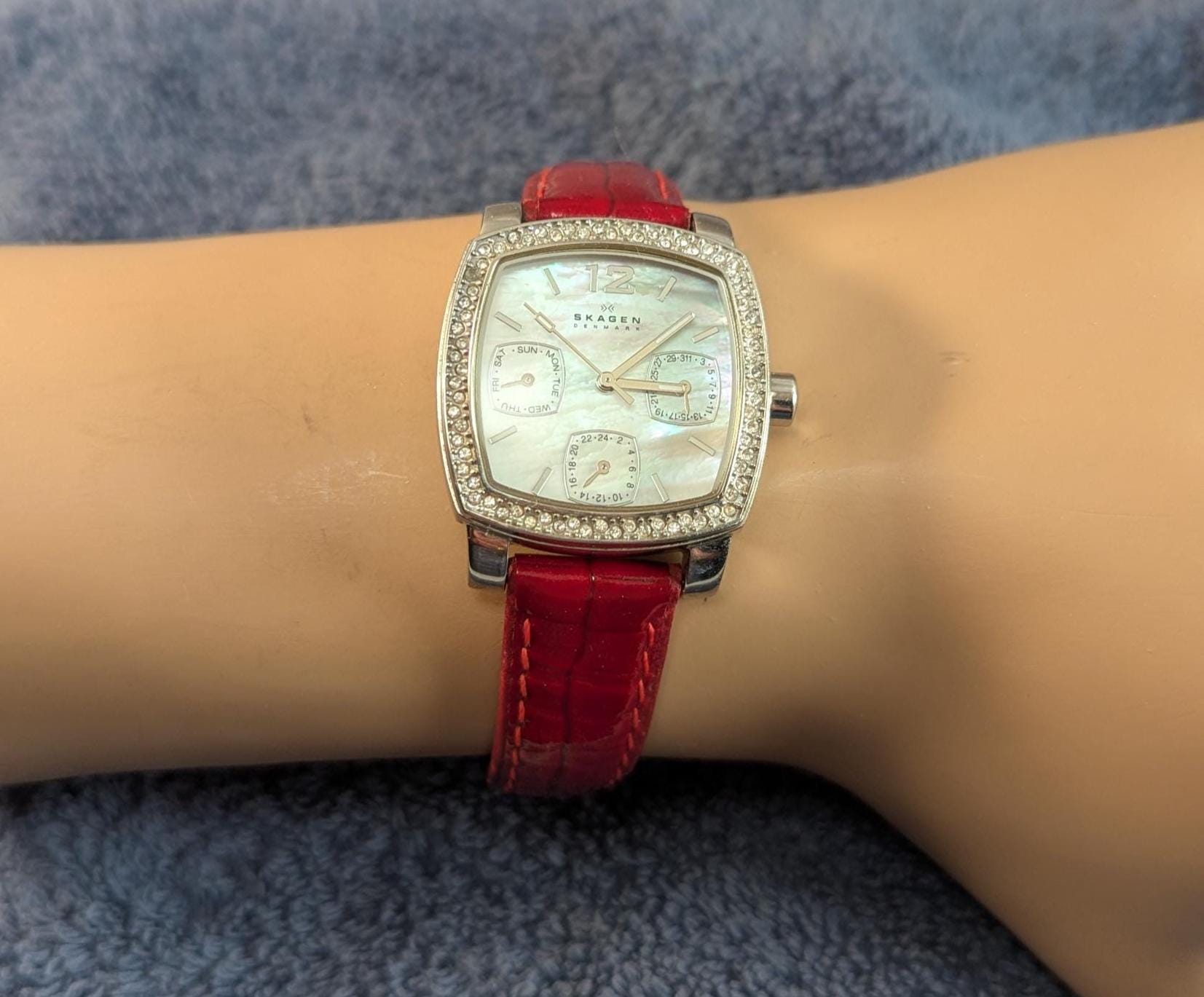 Skagen ladies mother of pearl silver tone metallic dress watch NEW BATTERY Skagen 30 m (3 ATM) Water Resistance Wristwatches for sale  main image 3
