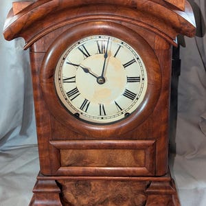 Antique Seth Thomas Mantel Clock Circa 1880, Mahogany veneer case, 8 Day Movement