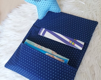 Pochette 3-en-1 bleue étoiles : range couches, protège carnet de santé et mini-matelas à langer