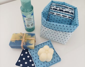 Lot de 10 lingettes démaquillantes / debarbouillantes lavables bleues (étoiles et pois) dans leur panier en tissu imperméable coordonné