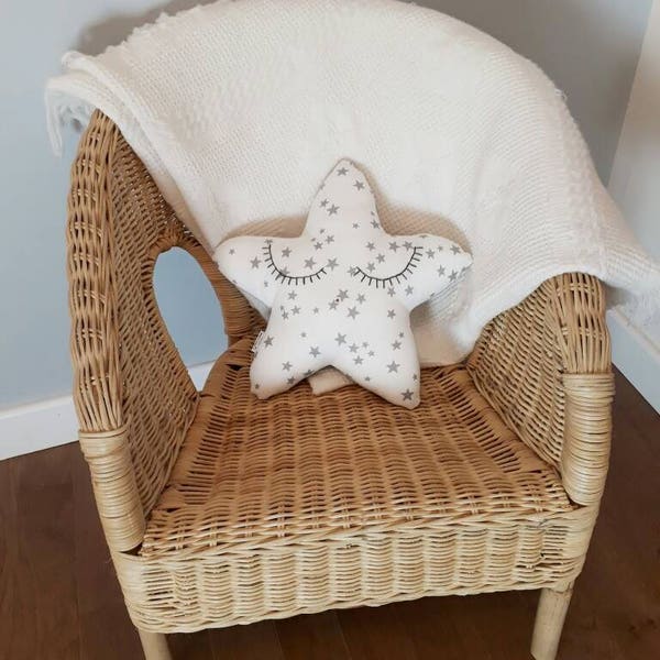 Petit coussin étoile gris et blanc à étoiles