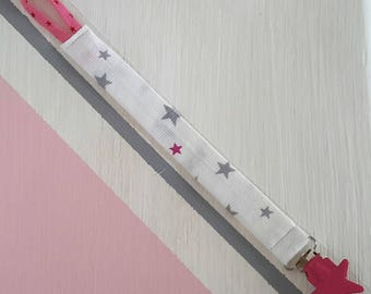 Attache tétines blanc à étoiles grises et roses fuchsia