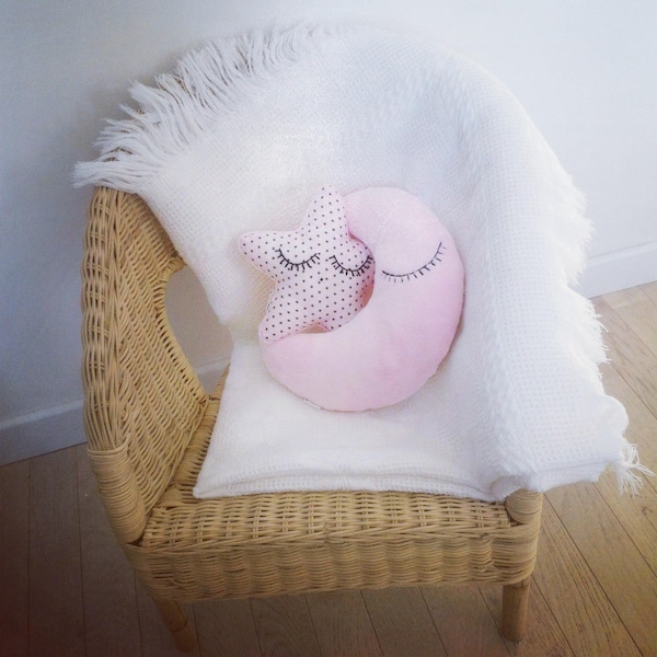 Petit coussin lune rose poudré bi-matière (coton et velours minkee)