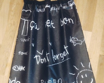 Serviette de table élastiquée / bavoir imitation tableau noir IMPERMEABLE pour enfant de 18 mois à 6 ans