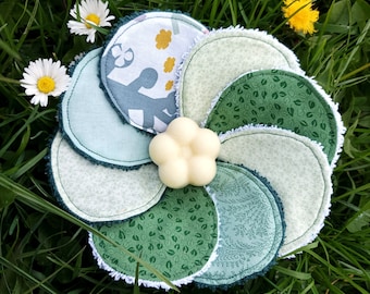 Lot de 8 lingettes démaquillantes / débarbouillantes lavables vert clair motifs petites fleurs et feuillages - format pétale