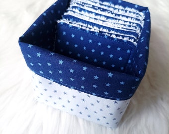 Lot de 10 lingettes demaquillantes / debarbouillantes lavables bleues étoilées dans leur panier en tissu imperméable coordonné