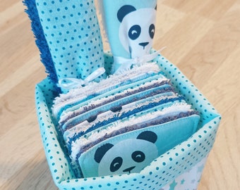 Lot de 10 petites et 2 grandes lingettes lavables dans les tons mint, gris, turquoise et blanc "Panda" dans  leur panier en tissu enduit.