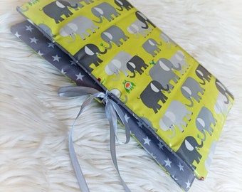 Pochette 3-en-1 gris, jaune et blanc éléphants : range couches, protège carnet de santé et mini-matelas à langer
